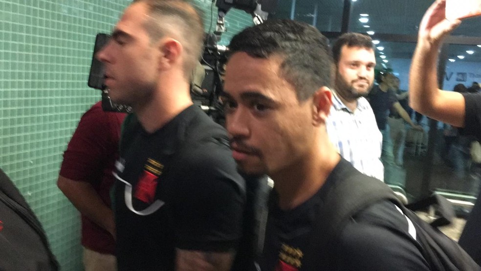 Yago Pikachu no desembarque do Vasco em Manaus — Foto: Gabriel Mansur/Globoesporte.com