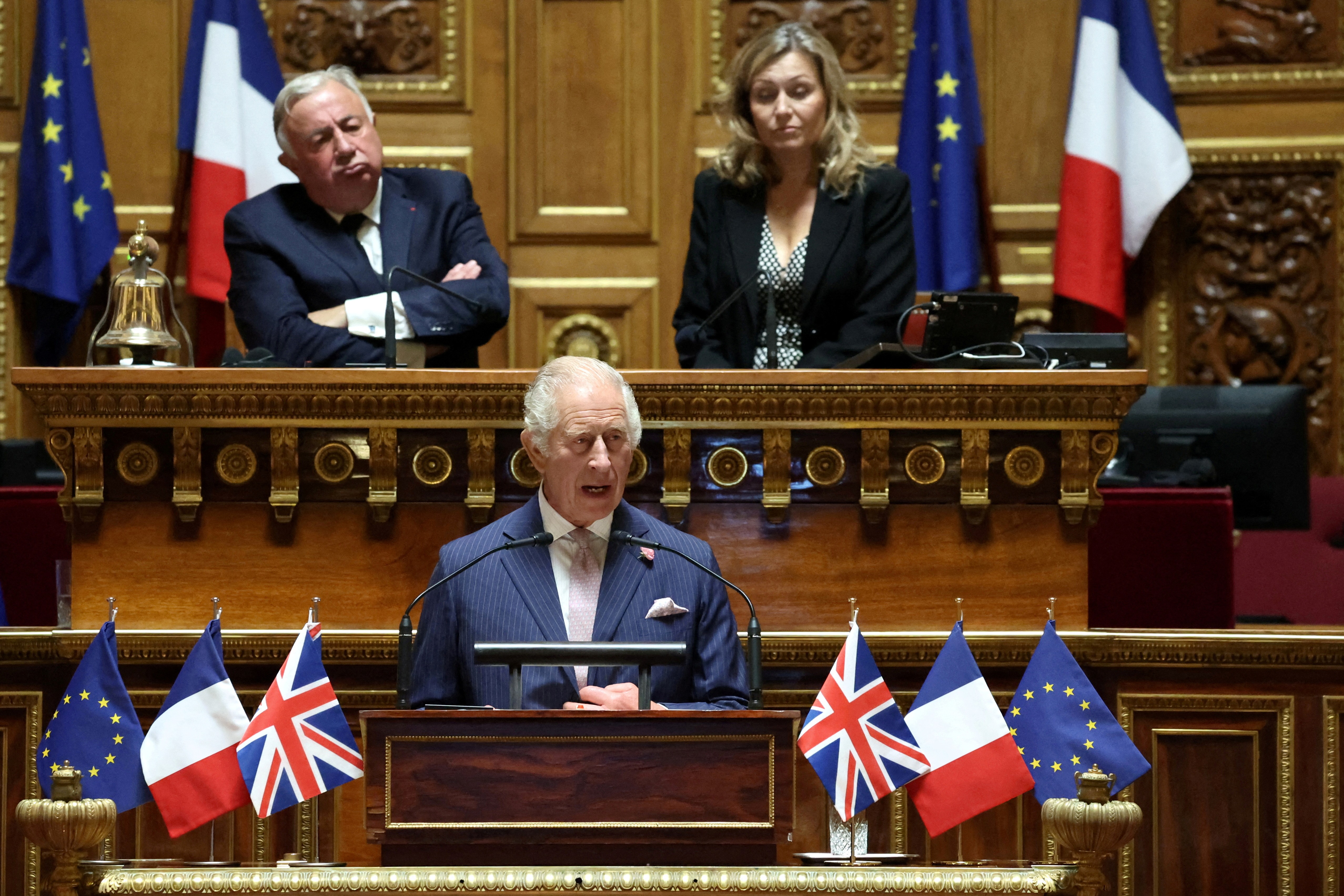 Rei Charles III se torna primeiro monarca britânico a discursar dentro do Parlamento francês