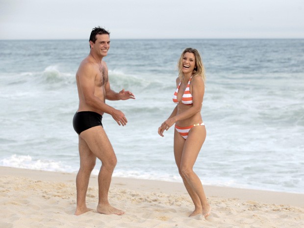 A dupla mostra bom humor durante a gravação na praia (Foto: Salve Jorge/TV Globo)