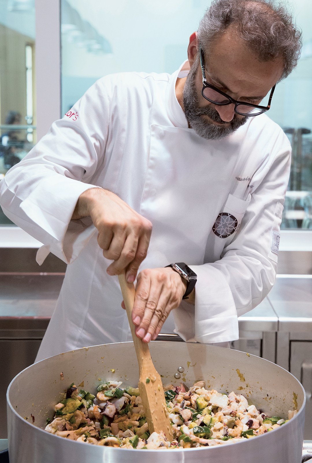 O chefão fica em casa: Massimo Bottura preparando panelão de feijão com verduras em seu Refettorio de Milão, hoje fechado por causa da pandemia. Ele agora ensina as mesmas receitas fáceis (usando sobras) no IGTV (Foto: divulgação)