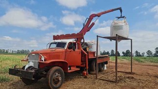 Caminhão de fabricação militar da década de 1940, ainda em uso em uma fazenda da família Matarazzo. “Não invisto muito em máquinas novas porque são muito caras, nem costumo vender as antigas", diz a produtora Patricia Matarazzo.