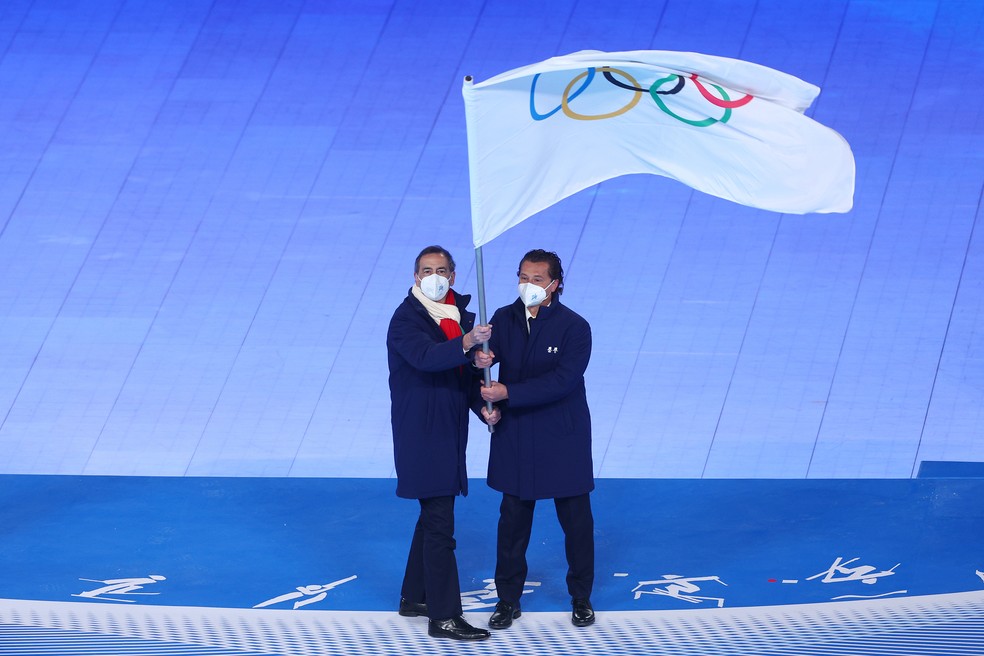 Guiseppe Sala, prefeito de Milão, e Gianpetro Ghedina, prefeito de Cortina D'Ampezzo, com a bandeira olímpica — Foto: Getty Images