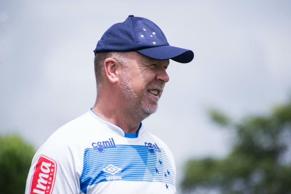 Mano alcança top 15 no Cruzeiro e igualará a técnico histórico em clássico