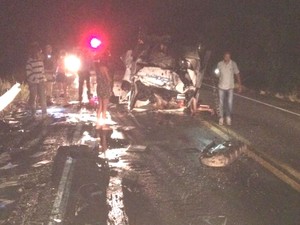 Cinco pessoas morreram depois de colisão entre dois carros na BR-324 (Foto: Gobyrios.com)