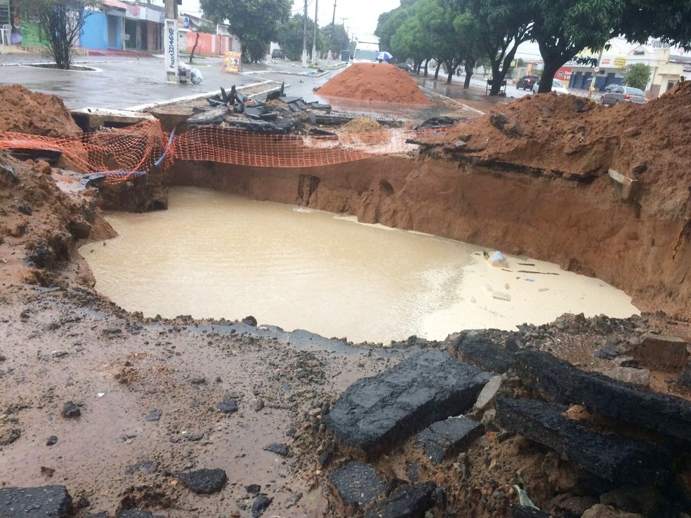 Na avenida Itapetinga, a cratera que se abriu no início do mês aumentou de tamanho (Foto: Michelle Rincon/Inter TV Cabugi)