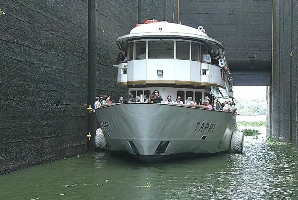 Eclusa é o ponto alto do passeio no Rio Tietê em Barra Bonita — Foto: TV TEM/Reprodução