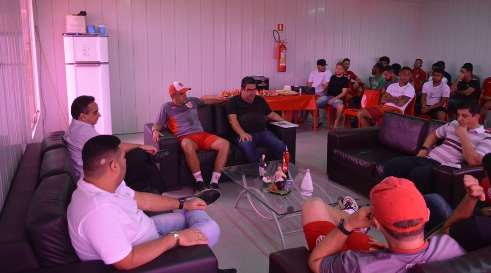 Diretoria se reuniu com jogadores e comissão técnica após o treino desta terça — Foto: Gustavo Henrique / CRB
