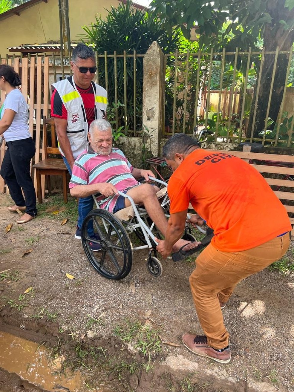 Por conta do risco de alagamento, idosos foram retirados de abrigo e levados para escola em Xapuri — Foto: Arquivo/Prefeitura