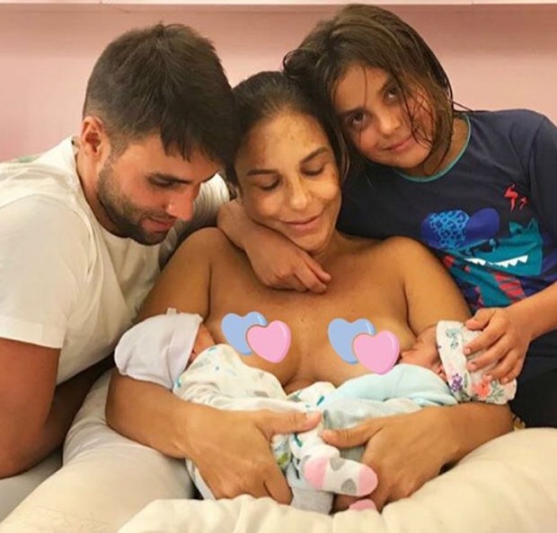 Ivete com as gêmeas, Marina e Helena, o filho Marcelo e o marido Daniel (Foto: Reprodução/Instagram)