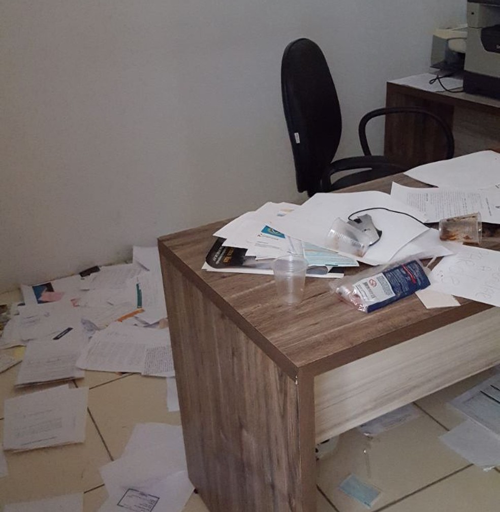 Papéis foram jogados pelo escritório e objetos foram roubados (Foto: Divulgação/ Polícia Civil)