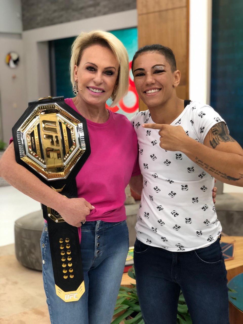 Ana Maria posa com o cinturão da campeã de UFC Jéssica Andrade — Foto: Cristiane Ferreira/Globo