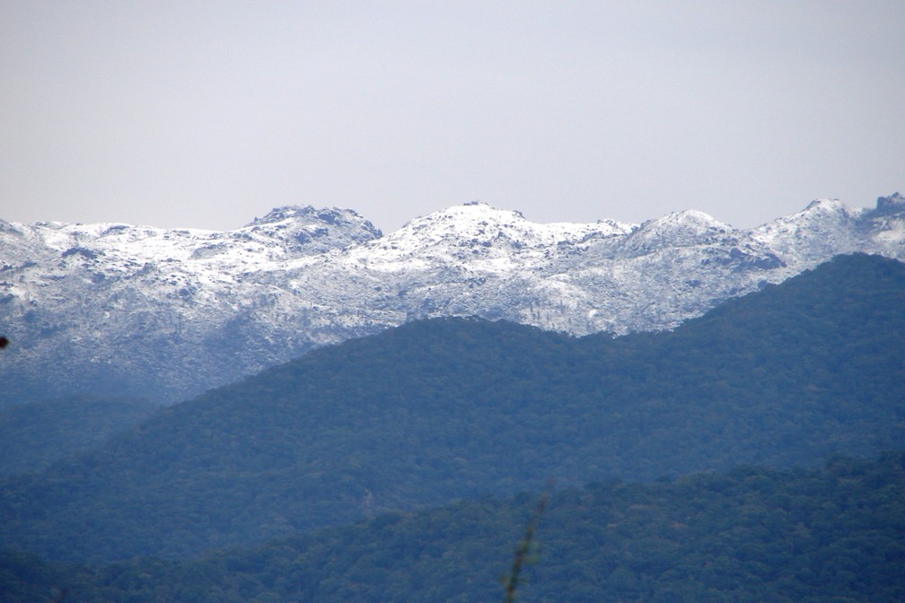 Morro ficou coberto com camada de neve — Foto: Rogerio Mendes/Arquivo Pessoal