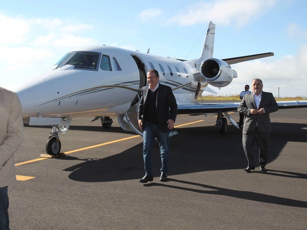 Eduardo Campos sai do jato modelo Cessna 560XL, prefixo PR-AFA, usado nas viagens para compromissos de campanha do candidato à Presidência. A foto é de 29 de maio de 2014 (Foto: Edson Silva /Folhapress/Arquivo)