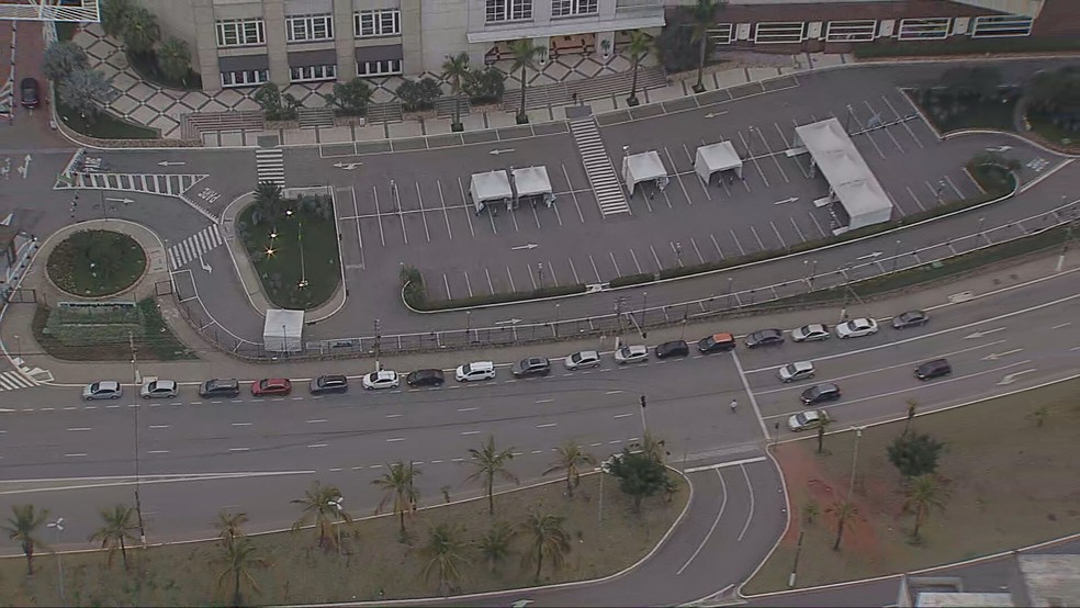 Fila no drive-thru de vacinação contra Covid no Shopping Anália Franco — Foto: Reprodução/TV Globo