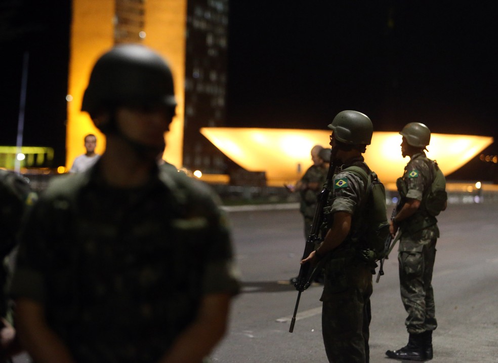 Militares ocupam a Esplanada dos Ministérios após decreto de Temer para garantir a ordem (Foto: Nilton Fukuda/Estadão Conteúdo)