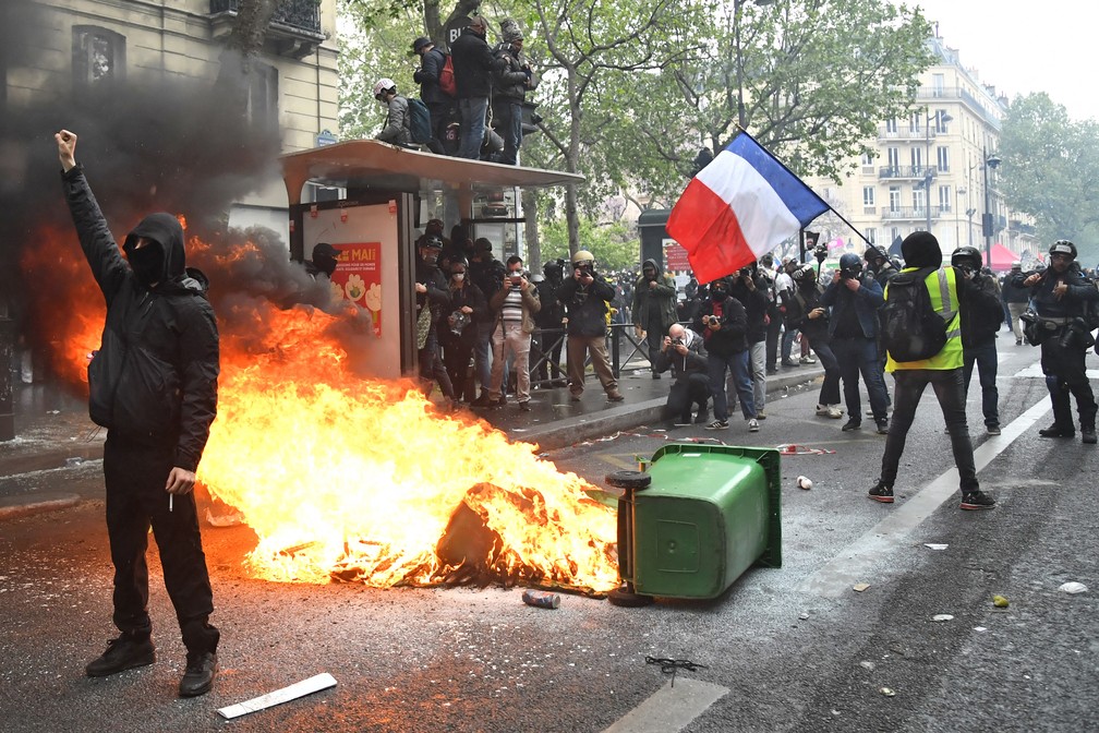 Manifestantes protestam em comício que marca o Dia do Trabalho em Paris, na França — Foto: Bertrand Guay/AFP