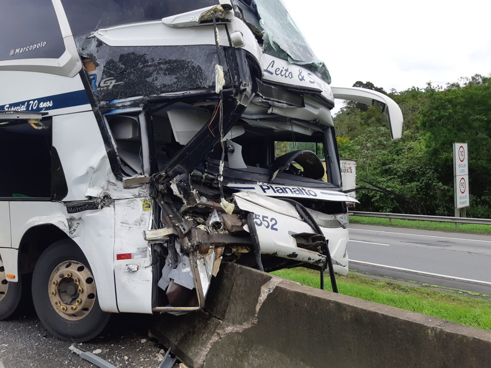 Ônibus colidiu contra mureta central após atingir caminhão que tombou — Foto: Divulgação/Polícia Rodoviária Federal
