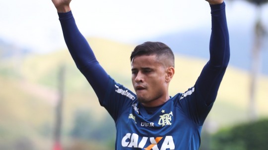 Ainda sem treinar com bola, Everton mobiliza Fla e vai fazer testes até final