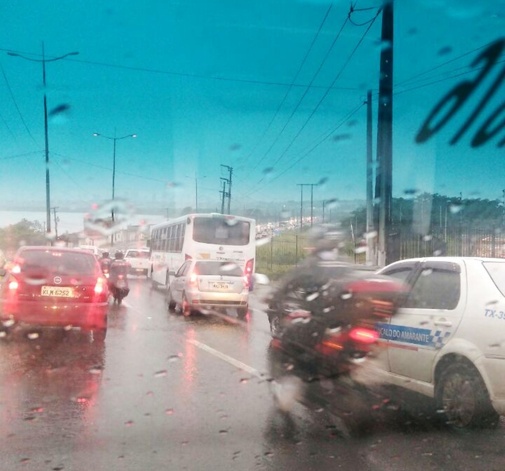 Na ponte de IgapÃ³, o trÃ¡fego Ã© intenso e o trÃ¢nsito flui com lentidÃ£o (Foto: Daniel Bruno)