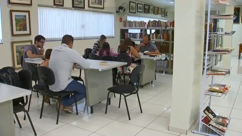 Bibliotecária cria projeto para incentivar leitura em Guararapes — Foto: Reprodução/TV TEM 
