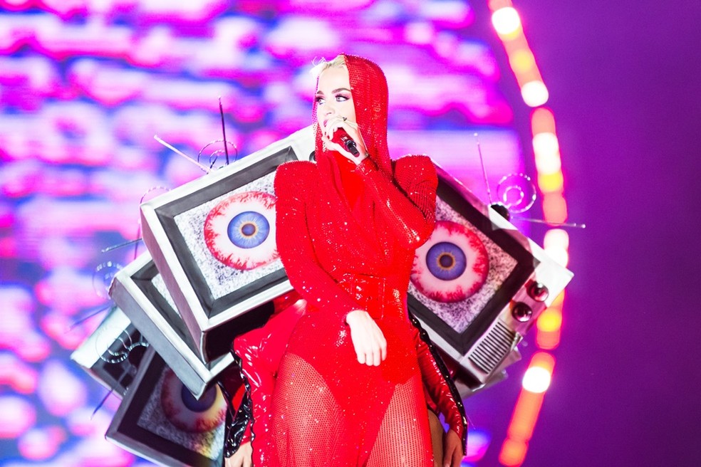 Katy Perry subiu no palco toda de vermelho na Arena do Grêmio, em Porto Alegre (Foto: Talles Kunzler/divulgação)