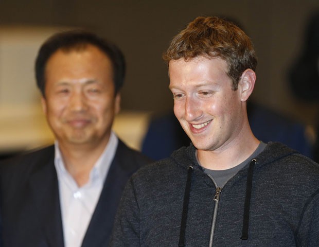 Shin Jong-kyun, chefe da divisão de celulares da Samsung Electronics, e Mark Zuckerberg, CEO do Facebook, se reuniram junto com Jay Y. Lee, vice-presidente do conselho administrativo da Samsung, no escritório da companhia em Seul, nesta terça-feira (18) (Foto: Lee Jae-Won/Reuters)