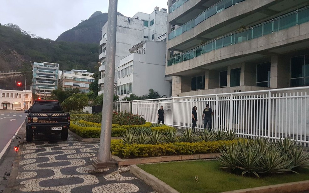 Agentes chegaram no prédio de Fernando Cavendish pouco antes das 6h. (Foto: Pedro Neville / GloboNews)