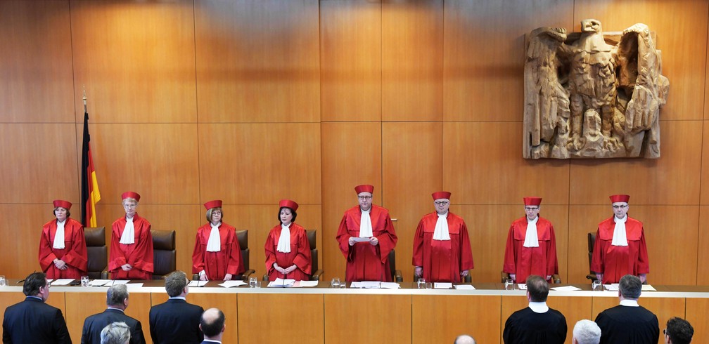 Juiz Andreas Vosskuhle anuncia nesta quarta-feira (26) a decisão do no Tribunal Constitucional Federal da Alemanha sobre uma lei de 2015 que proibia o suicídio assistido  — Foto: Uli Deck / dpa / AFP