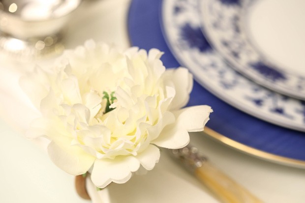 Vamos Receber: mesa azul e branco  (Foto: Michele Moll)