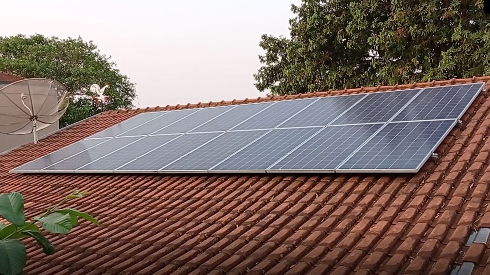 Na casa de Marta Soller também foram instaladas placas de energia solar, o que a ajuda a economizar energia — Foto: Anderson Viegas/g1 MS