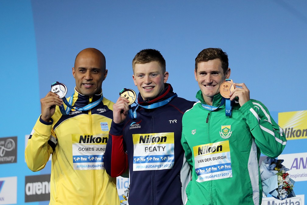 João Gomes Jr. no pódio dos 50m peito com a medalha de prata (Foto: Satiro Sodré/SSPress/CBDA)