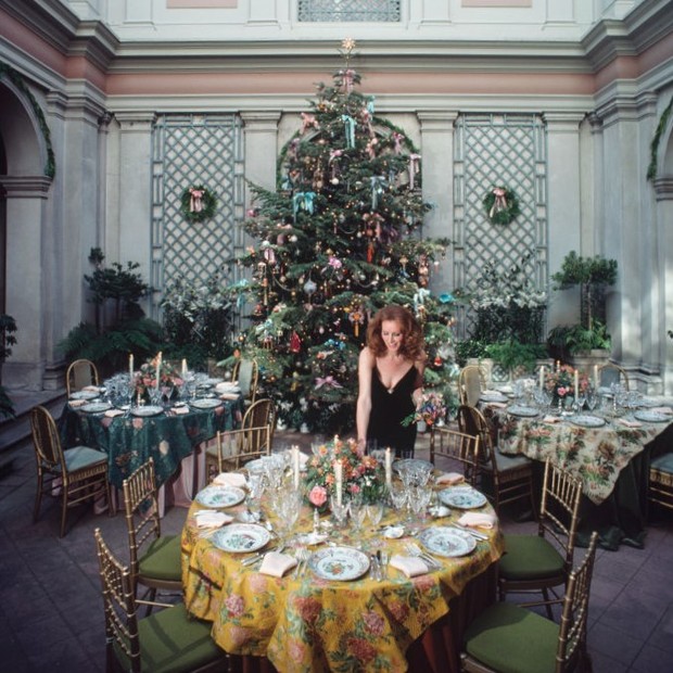 Philanthropist Ann Getty, wife of millionaire oil tycoon Gordon Getty, decorating tables for a Christmas celebration at their home in Pacific Heights, San Francisco, USA, August 1979. (Photo by Slim Aarons/Getty Images) (Foto: Getty Images)