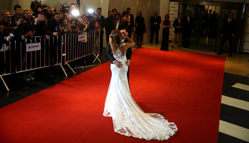 Observados por muitos jornalistas e fotógrafos, Messi e Antonella se beijam (Foto: REUTERS/Marcos Brindicci)