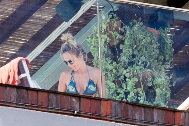 Eliana em piscina de hotel de luxo no Rio de Janeiro (Foto: AgNews)