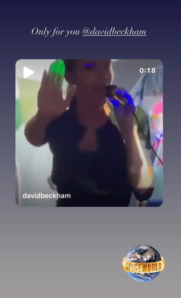 Victoria Beckham encarnou a Posh Spice em noite de karaokê (Foto: Reprodução / Instagram)