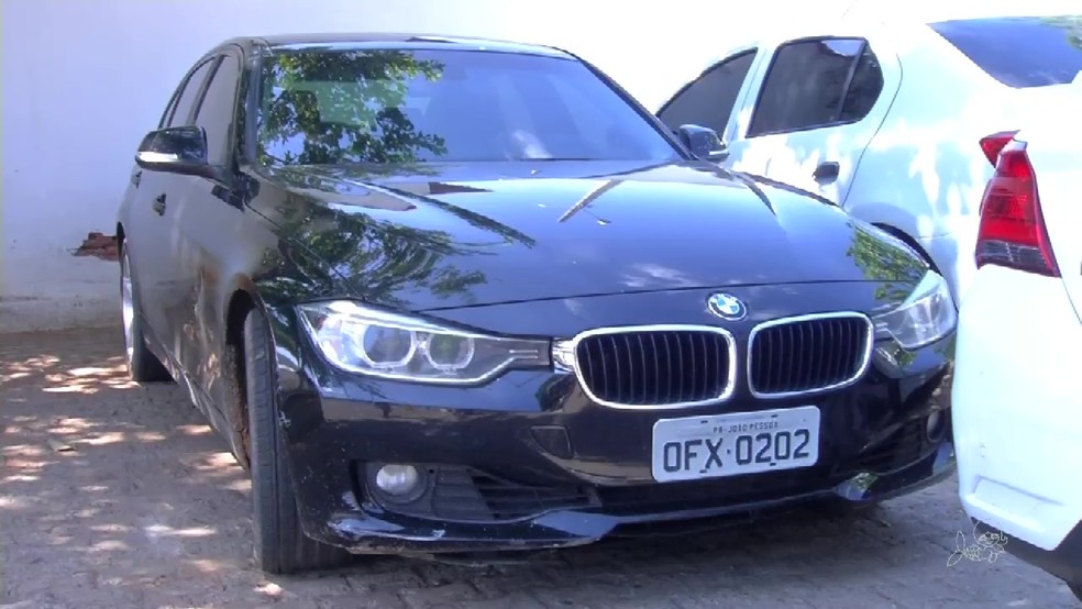 Homem foi preso com o veículo utilizado no crime, uma BMW, conforme a polícia (Foto: TV Verdes Mares Cariri/Reprodução)