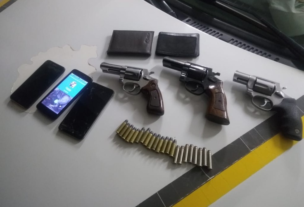 Com eles, a policia apreendeu três armas, munição e celulares. — Foto: Brigada Militar/Divulgação