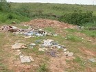 Terreno em São Miguel Arcanjo vira depósito de lixo, entulho e até pneu