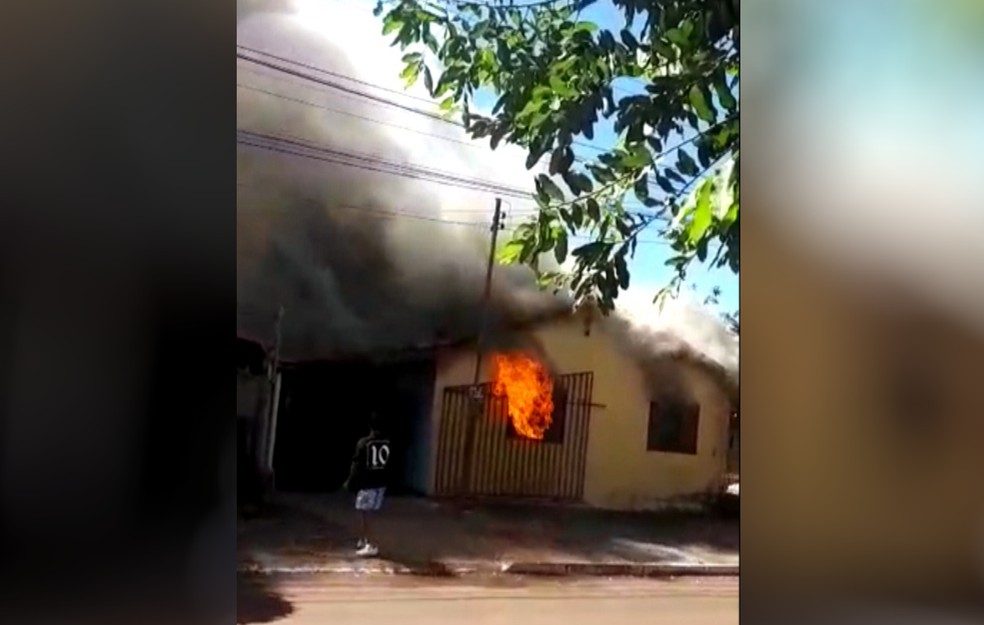 Incêndio destrói casa, mas bíblia fica intacta, em Rio Verde — Foto: Reprodução/TV Anhanguera 