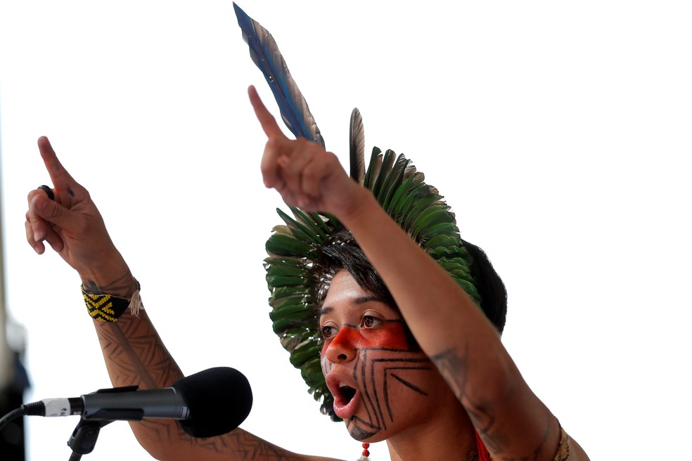 Ativista brasileira Artemisa Xakriaba faz discurso em protesto pelo clima em Nova York, Estados Unidos. — Foto: REUTERS/Lucas Jackson