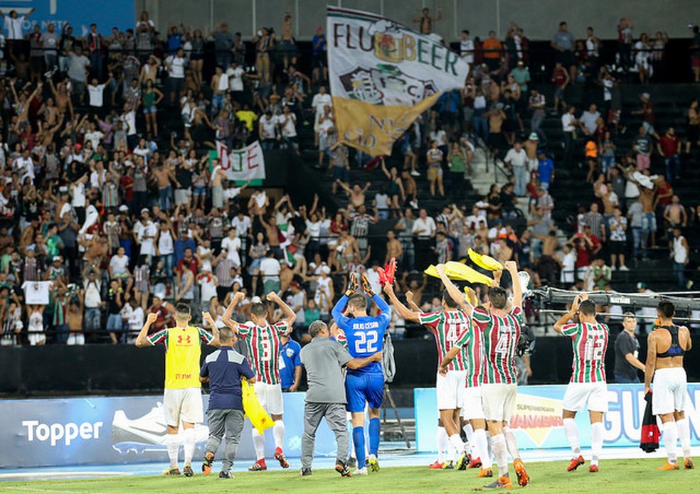 Jogadores do Fluminense cumprimentam torcida ap&oacute;s cl&aacute;ssico contra Flamengo no Nilt&atilde;o (Foto: LUCAS MER&Ccedil;ON / FLUMINENSE F.C.)