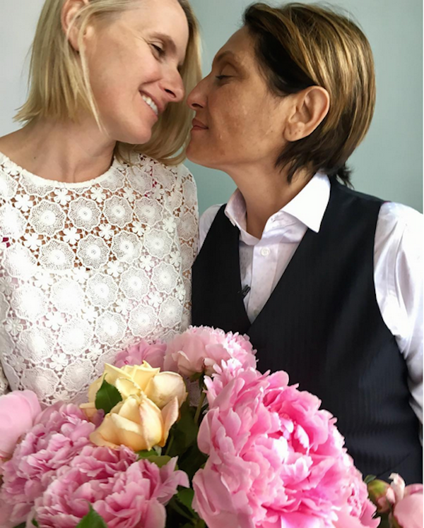 A escritora Elizabeth Gilbert em foto de seu casamento com Rayya Elias (Foto: Instagram)