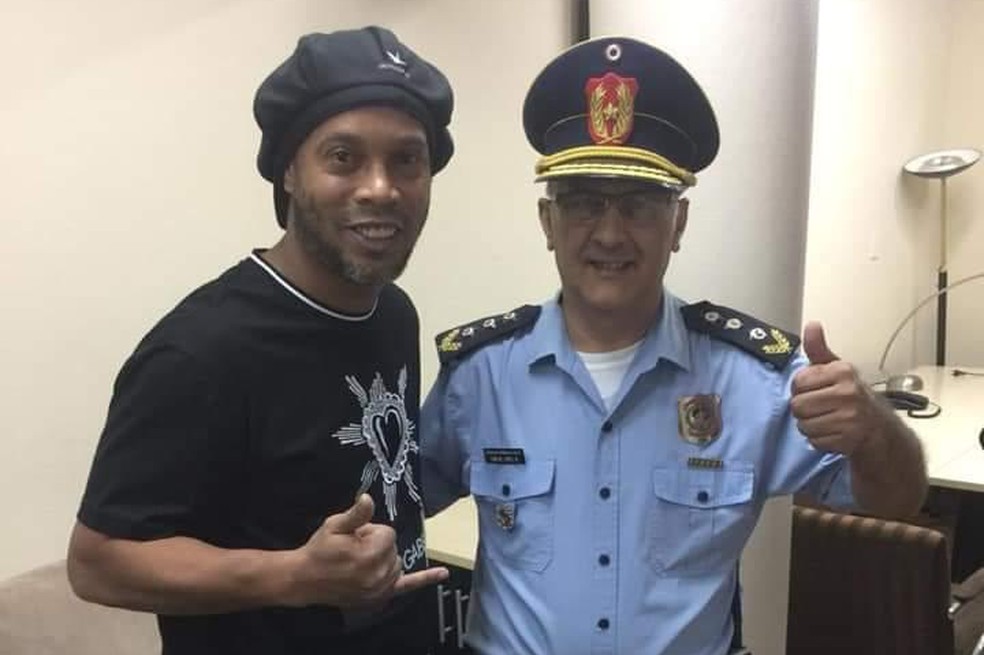 Ronaldinho Gaúcho tira foto com oficial da polícia do Paraguai — Foto: Reprodução Twitter
