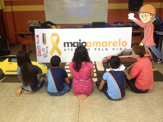 Estudantes aprendem na prática regras de trânsito na cidade 'Nazaré