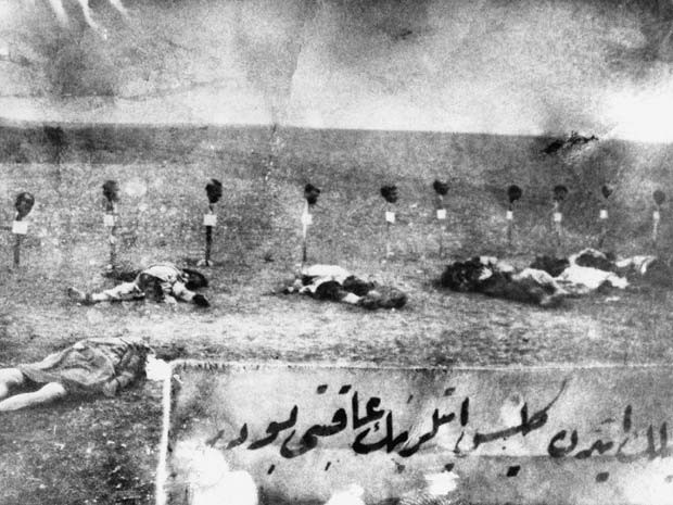 Foto de arquivo de 1915 mostra armênios vítimas de massacre pelo Império Turco Otomano durante a Primeira Guerra Mundial (Foto: AP Photo)