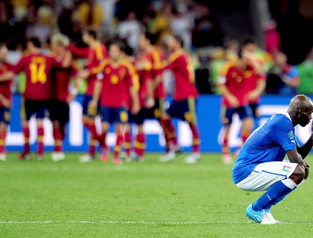 Balotelli chora a derrota da Itália para a Espanha na Eurocpa (Foto: Getty Images)
