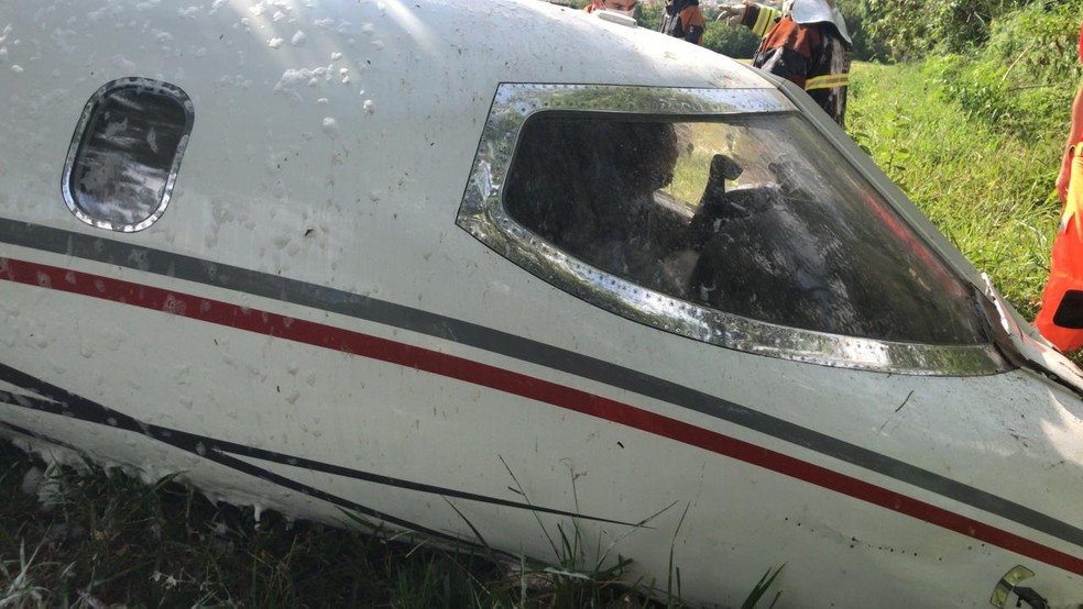 Aeronave se acidenta no Aeroporto da Pampulha, em BH. — Foto: CBMMG / Divulgação