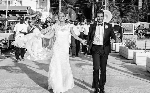 Emily Vancamp e Josh Bowman se casam nas Bahamas