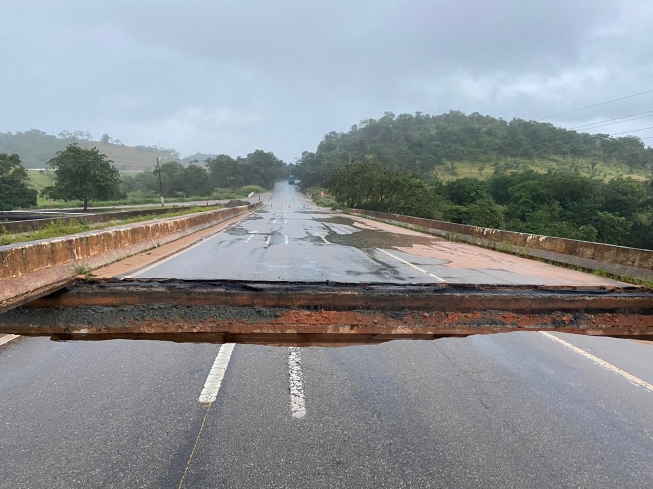 Cabeceira da ponte em Teotônio Vilela cede e BR-101 é interditada; veja bloqueios em outras rodovias