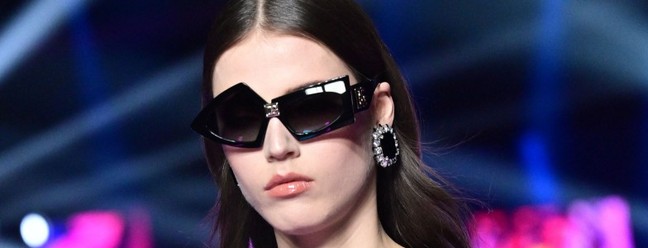 De olho nos acessórios: os óculos assimétricos da Dolce & Gabbana prometem virar hit da temporadaMIGUEL MEDINA/AFP